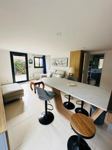 un salon avec une grande table et des chaises dans l'établissement Macareux - Laïta Guidel, à Guidel