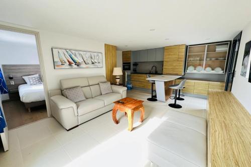 un salon avec un canapé et une table dans l'établissement Macareux - Laïta Guidel, à Guidel