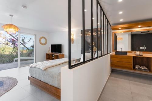 Μια τηλεόραση ή/και κέντρο ψυχαγωγίας στο 7 bedrooms Villa, Nestled in the heights of Anse Marcel, one of the most discreet bays of the island.