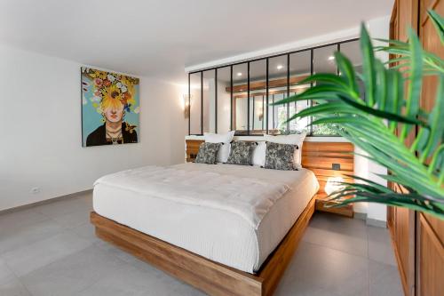 Ένα ή περισσότερα κρεβάτια σε δωμάτιο στο 7 bedrooms Villa, Nestled in the heights of Anse Marcel, one of the most discreet bays of the island.