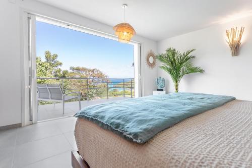 Ένα ή περισσότερα κρεβάτια σε δωμάτιο στο 7 bedrooms Villa, Nestled in the heights of Anse Marcel, one of the most discreet bays of the island.
