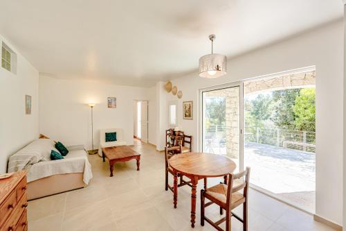 un salon avec une table et un canapé dans l'établissement Grand T2 Clim & Wifi en Rez de villa proche mer, à Hyères