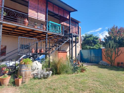 budynek z balkonem z roślinami w obiekcie Departamentos valles calchaquies w mieście Cafayate