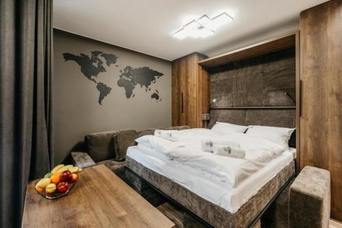 ein Schlafzimmer mit einem großen Bett und einem Tisch in der Unterkunft Apartament B Park City in Ostrowo