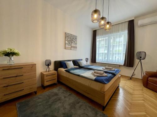 a bedroom with a bed and a dresser and a window at Apartamento Ecléctico Budapest in Budapest