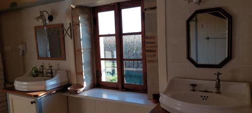 La salle de bains est pourvue d'un lavabo, d'une baignoire et d'une fenêtre. dans l'établissement Haou de campagne, à Peyre