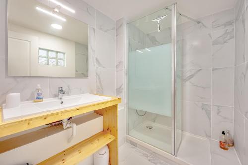une salle de bain avec un lavabo et une douche dans l'établissement Grand T2 Clim & Wifi en Rez de villa proche mer, à Hyères