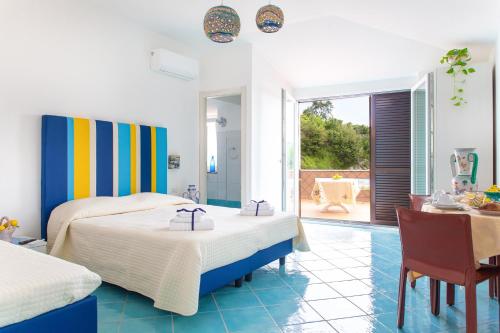 Dormitorio azul y blanco con 2 camas y mesa en Villa Fontana Limite, en Vietri