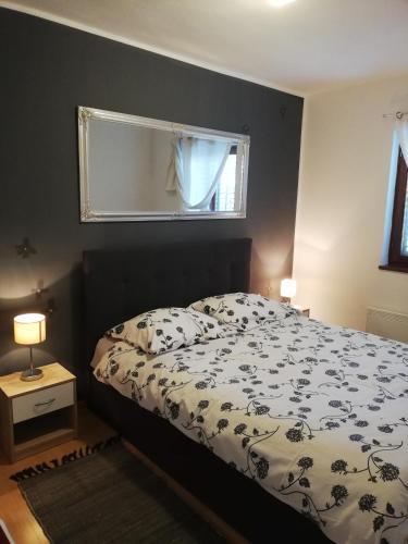 un dormitorio con una cama y una ventana en Apartments Poretti for 2,in Center Parking Free in the yard,6 min beach walk, en Rovinj
