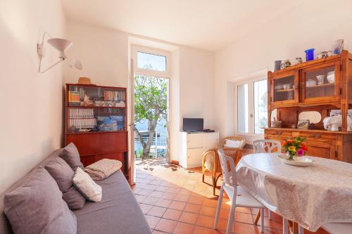 un salon avec un canapé et une table dans l'établissement L'aiguade - Cassis, à Cassis