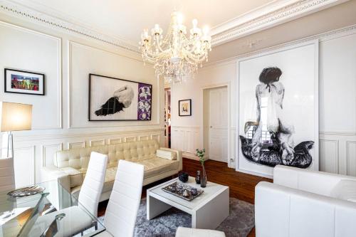 - un salon avec un canapé et un lustre dans l'établissement GuestReady - Apt lumineux face au Musée D'Orsay, à Paris