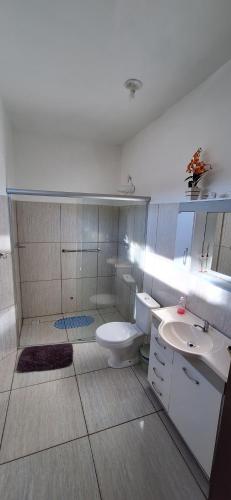 łazienka z toaletą i umywalką w obiekcie Pousada dos Félix w mieście São Gabriel