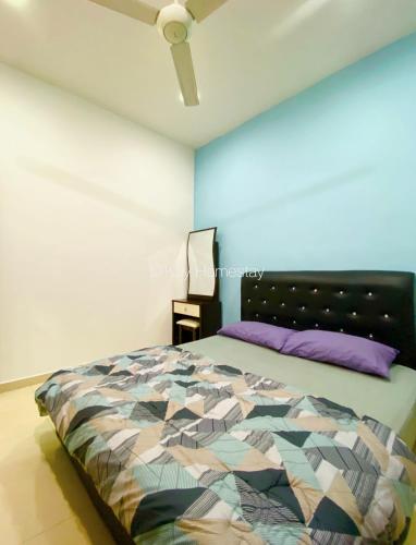 1 dormitorio con 1 cama y ventilador de techo en Idaman Bayu Homestay 4 Bedrooms by DKAY in Sendayan en Seremban