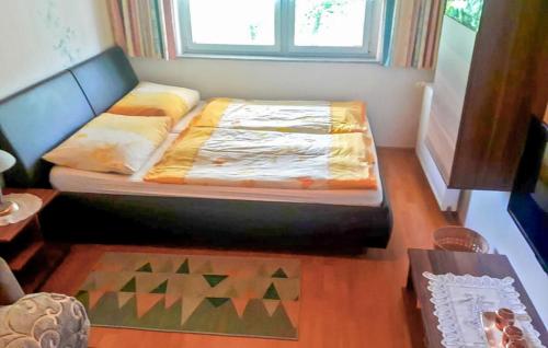 Tempat tidur dalam kamar di Lovely Apartment In Frstenwerder With Heated Swimming Pool