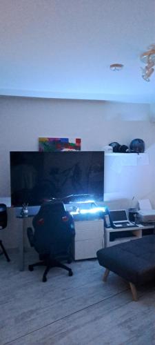 une pièce avec un bureau et une chaise dans une pièce dans l'établissement apparemment T1, à Tarbes