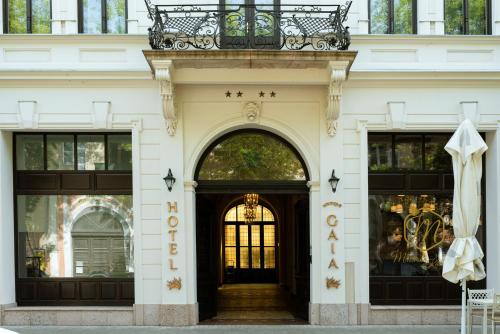 een winkel met een balkon boven de deur bij Boutique Hotel Gaia in Kecskemét