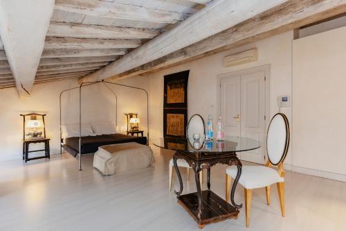 una camera con letto e tavolo con specchio di Casa San Domenico a Mantova