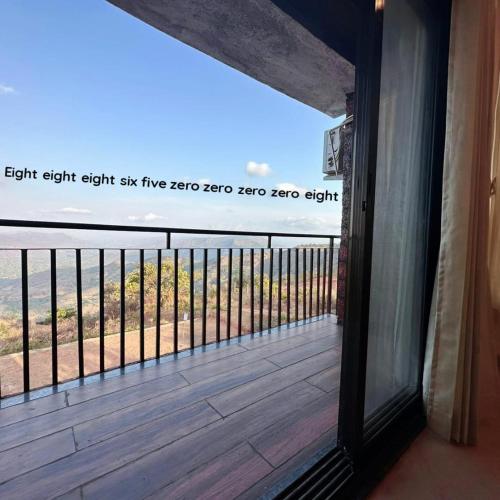 Μπαλκόνι ή βεράντα στο VIDHI VILLA -Besides Valley View 360 with Luxurious Swimming pool & AC