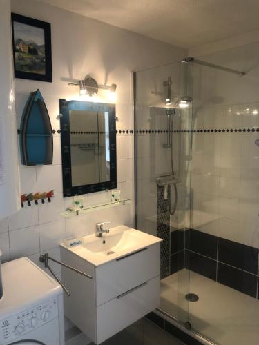 une salle de bain avec un lavabo et une douche dans l'établissement Appartement à Fréjus 2 pièces pour 4 personnes, terrasse avec vue piscine, à Fréjus
