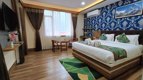 een hotelkamer met een bed en een tafel bij The Z Retreat & Spa in Gangtok
