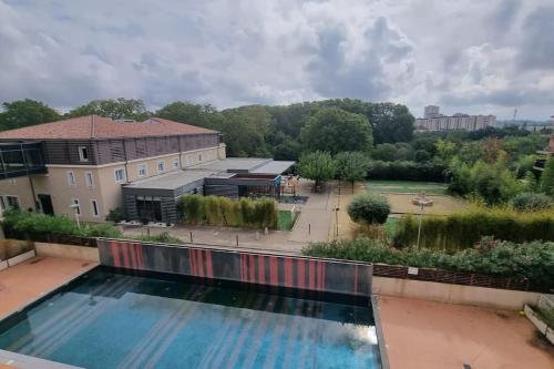 - une vue sur la piscine dans un bâtiment dans l'établissement Le Vienna, à Juvignac