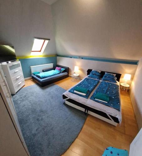 einen Blick über ein Schlafzimmer mit 2 Betten in der Unterkunft Achilles house in Budapest