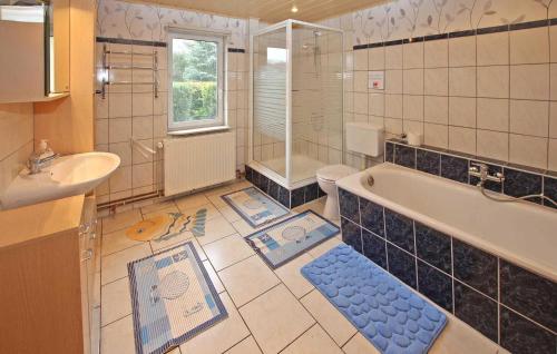 La salle de bains est pourvue d'une baignoire, de toilettes et d'un lavabo. dans l'établissement 2 Bedroom Awesome Apartment In Rechlin, à Rechlin