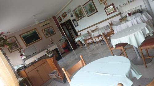 ノーリにあるB&B Solanaの白いテーブルと椅子が備わる客室です。