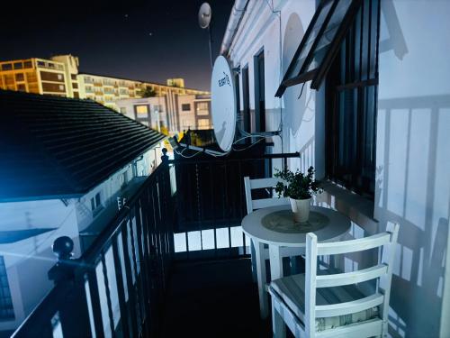 - Balcón con mesa y sillas en un edificio en Affordable Guest house in Mwobray, en Ciudad del Cabo