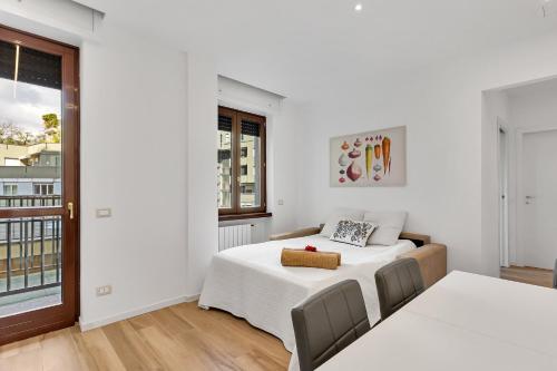 una camera bianca con un letto e una finestra di Alessia's Flat - Bonomelli 2 a Bergamo