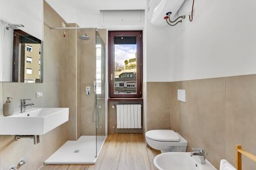 bagno con lavandino, servizi igienici e specchio di Alessia's Flat - Bonomelli 2 a Bergamo