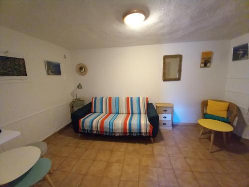 un salon avec un canapé et une table dans l'établissement appartement 60 m2 climatisé 2 adultes max et 2 enfants piscine partagée, à Porto-Vecchio