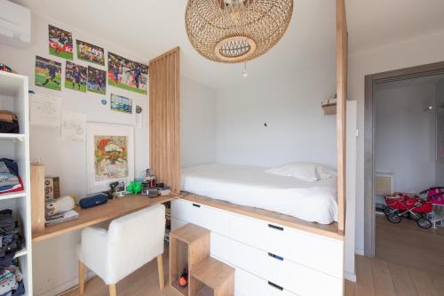 - une chambre avec un bureau, un lit et un miroir dans l'établissement Villa Cigogne - Annecy-le-Vieux, à Annecy