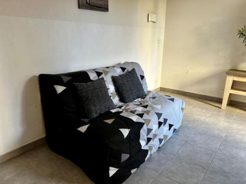 - un canapé noir et blanc dans la chambre dans l'établissement Le Sacramento, à Juvignac
