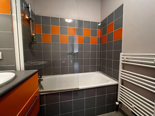 une salle de bain avec une baignoire et un lavabo dans l'établissement Le Sacramento, à Juvignac