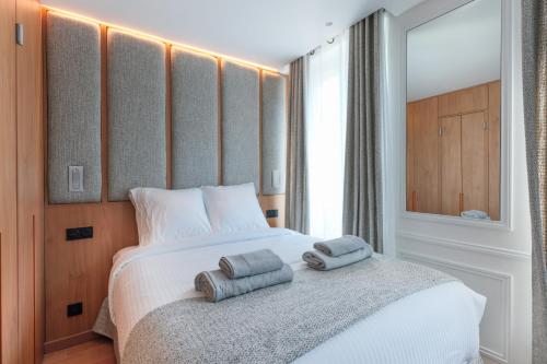 une chambre avec un lit avec deux serviettes dessus dans l'établissement Petit Refuge Urbain - Paris 11, à Paris