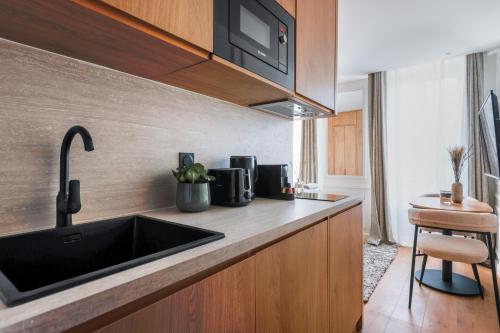 une cuisine avec un évier et un plan de travail dans l'établissement Petit Refuge Urbain - Paris 11, à Paris