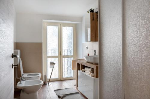 ein Bad mit einem WC und einem Waschbecken in der Unterkunft Attiva Lanze in Castagnole Lanze