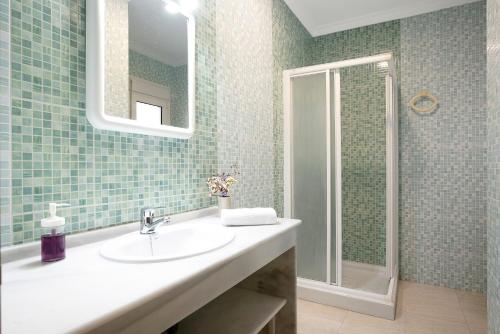 un baño con lavabo y ducha en Aptº Jábega, Familias y Parejas, en Conil de la Frontera