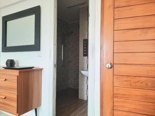 a bathroom with a wooden door and a sink at Chambres meublées Avenue Cheikh Anta Diop in Dakar