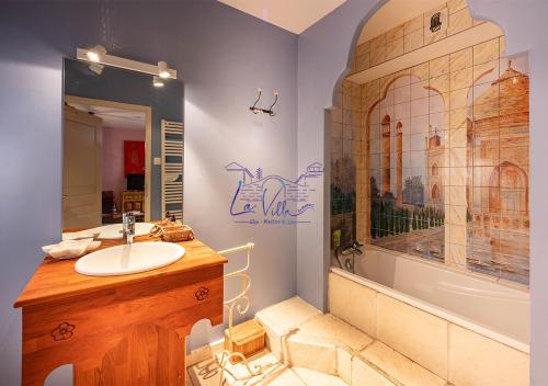 une salle de bain avec un lavabo et une baignoire dans l'établissement La Villa By Mama C-Gîte-Piscine-SPA, à Fontenay