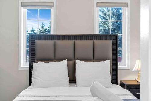 En eller flere senge i et værelse på Newly Renovated Home by Toronto Mins from YYZ
