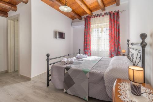 1 dormitorio con 1 cama grande en una habitación en Villa Arjana, en Camemi