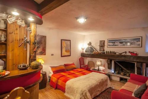 una camera con letto, tavolo e sedie di Modest & Cheap Tavern for a Spartan Retreat a Courmayeur