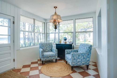 Χώρος καθιστικού στο Perfect Summer Vacation/ Waterfront Property/Bay Views/ Ocean Views/ Boat Dock/ Kayak/Dog Friendly!