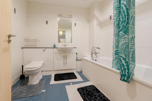 uma casa de banho com um WC, uma banheira e um lavatório. em Double Room - Cardiff City Center em Cardiff