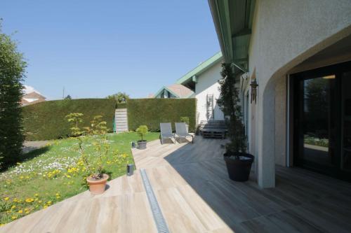 una terraza con sillas y plantas en un edificio en Pretty terraced house with garden level and garage, en Aix-les-Bains