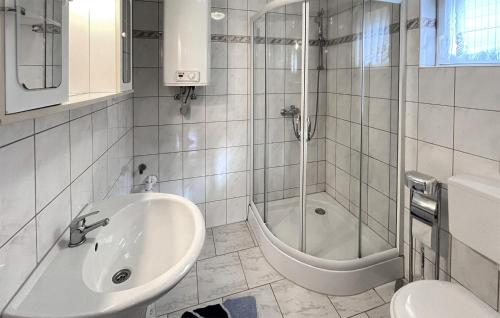 a bathroom with a tub and a sink and a shower at Lovely Home In Klpinsee-usedom With Kitchen in Kolpinsee