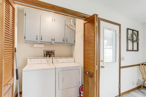 un lavadero con lavadora y secadora en Quiet Greenwich Home with Pool and Screened Porch!, en Greenwich