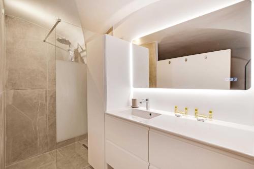 een badkamer met een wastafel en een douche bij Stylish flat in the heart of the city in Parijs